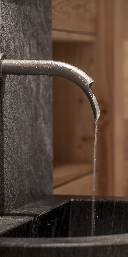 Bogn Engiadina Scuol Mineralbrunnen im Wandelgang der Sauna