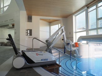 Mobile pool lift Mobile pool lift