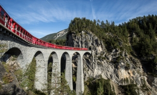 Travel to the Engadine with the Rhaetian Railway Travel to the Engadine with the Rhaetian Railway